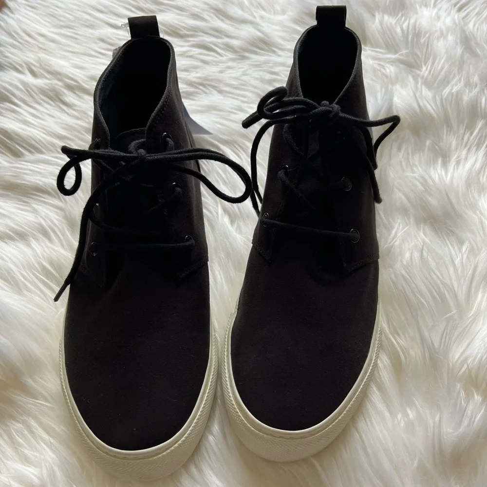 New without Tags Banana Republic Chukka Sneaker skater boot. Men’s size 9